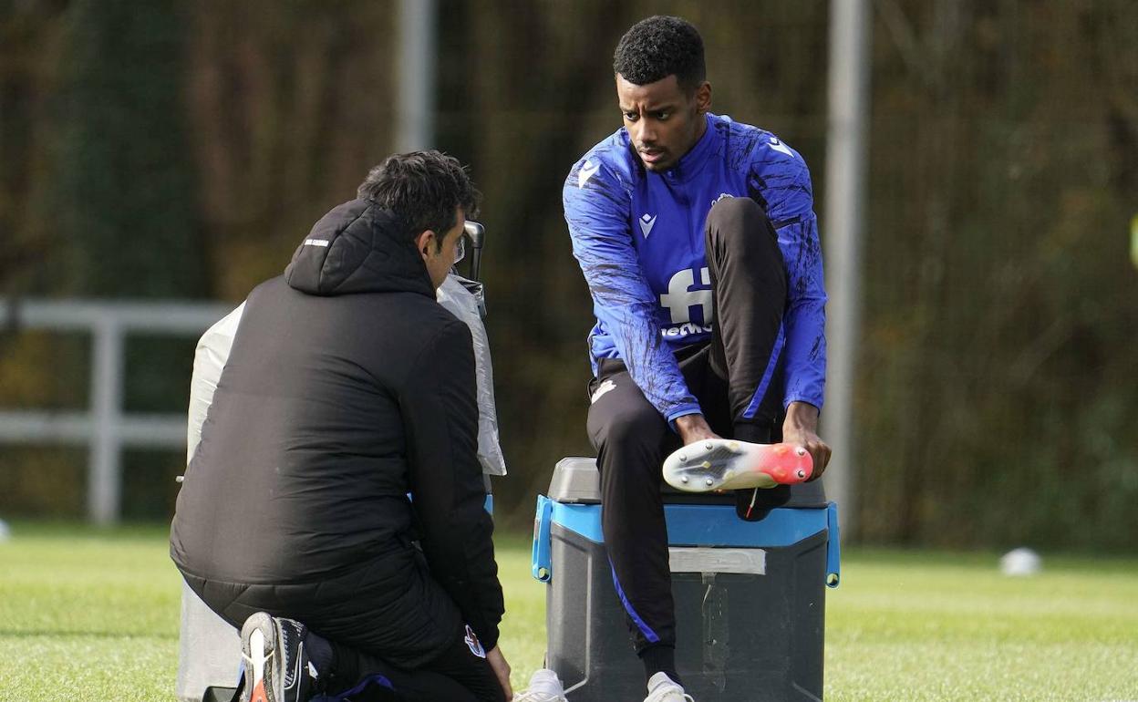 Alexander Isak se calza las botas antes de un entrenamiento.