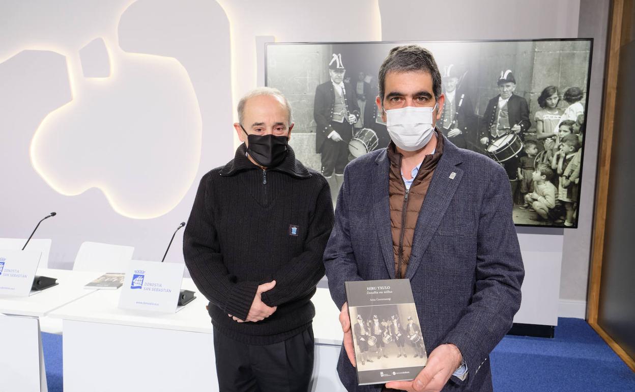 Jose Ignazio Ansorena eta Eneko Goia 'Hiru Txulo: Donostia eta txistua' liburuaren aurkezpenean. 