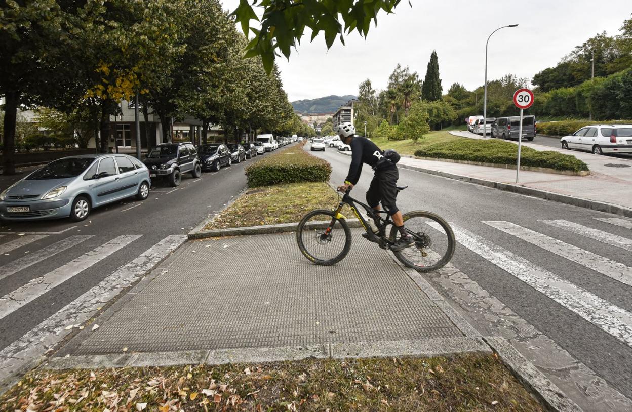 La reurbanización de Paper Kalea se realizará desde las glorietas de la calle Berazubi y de Iurramendi. 