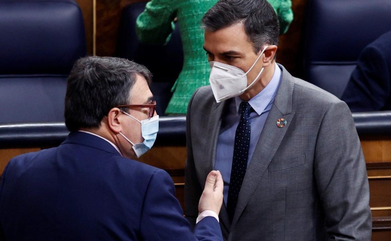 Aitor Esteban junto a Pedro Sánchez, en un pleno del Congreso. 