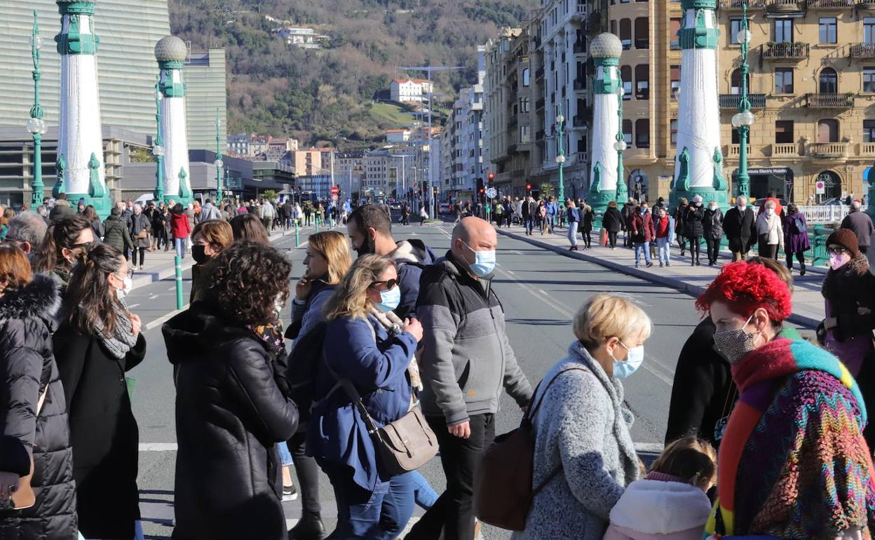 Un grupo de personas pasea por el centro de Donostia.