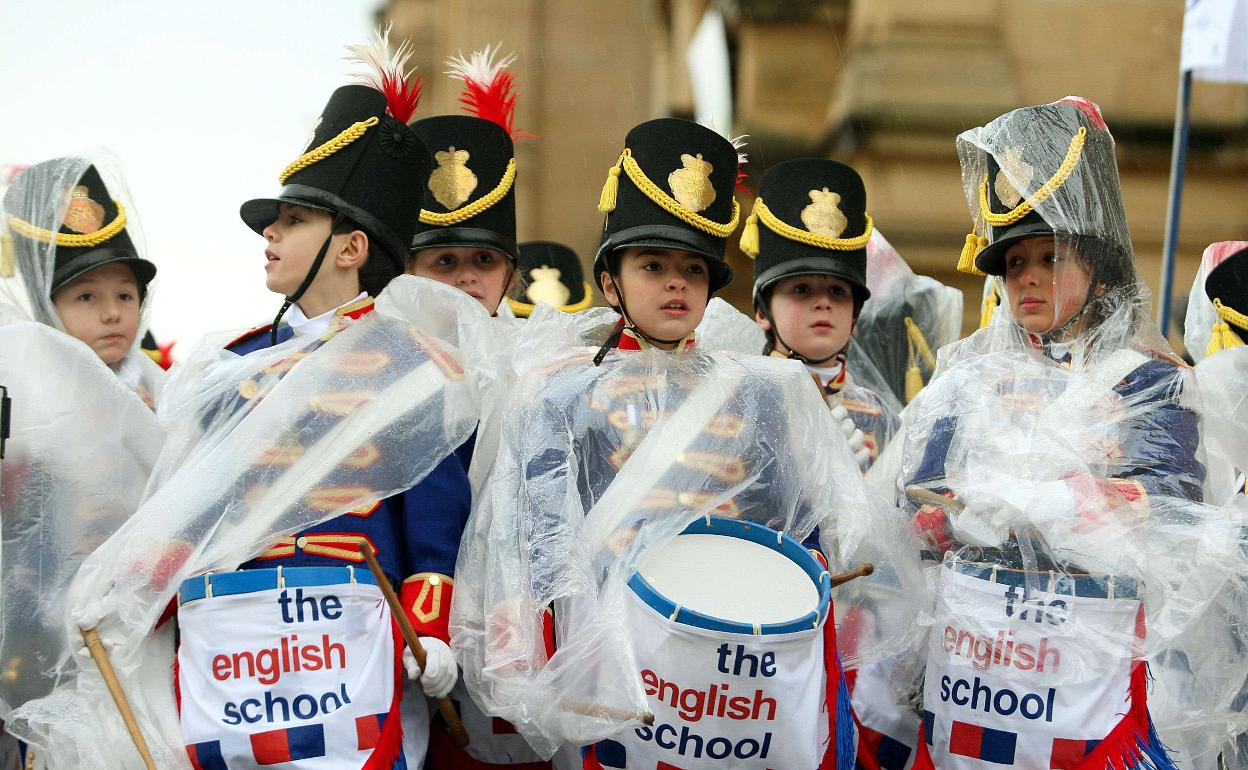 Imagen de la lluvia en la tamborrada infantil de 2014.