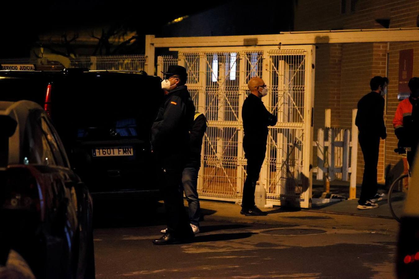 Bomberos y cuerpos de seguridad en la puerta de la residencia de ancianos.