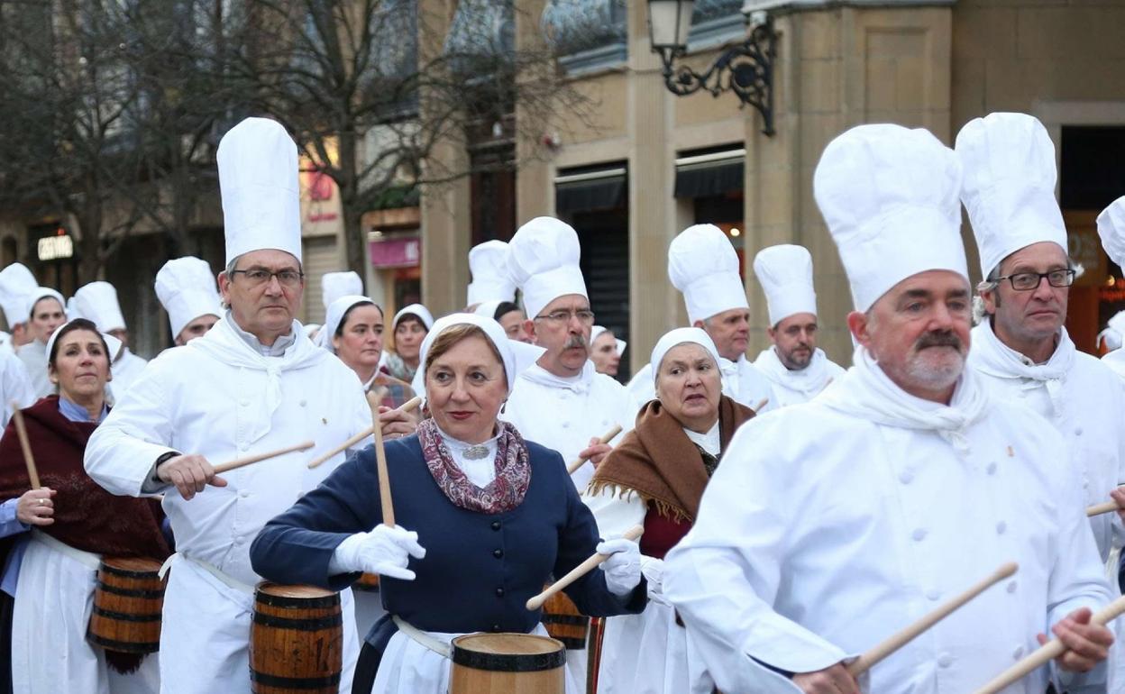 Los barriles y aguadoras de Kresala durante la tamborrada de 2020. 