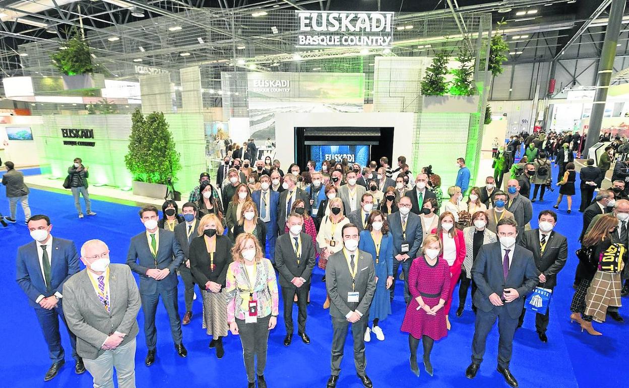 Delegación vasca en el estreno ayer del stand de Euskadi en Fitur. 