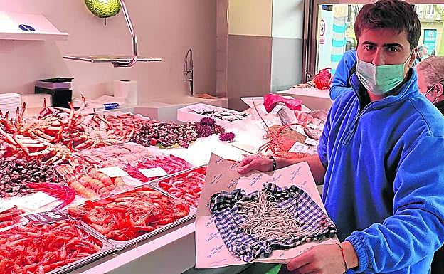 Las angulas volaban ayer en la marisquería Sagastume del Boulevard, entre otros productos. 