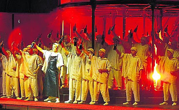 En Salzburgo, la meca de la clásica. En 1999 el Orfeón pasó agosto en Austria para el espectacular montaje de 'La condenación de Fausto' de La Fura dels Baus.