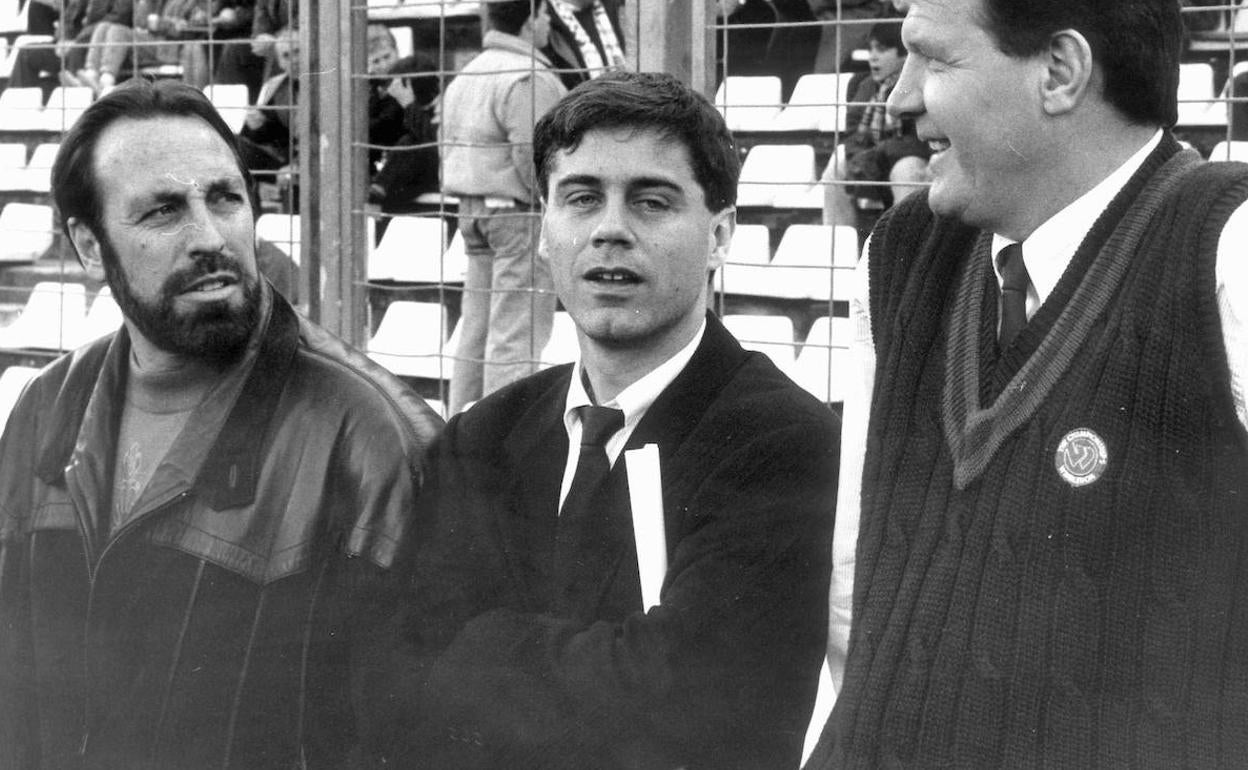 Enrique Silvestre, junto a López Ufarte y Toshack.