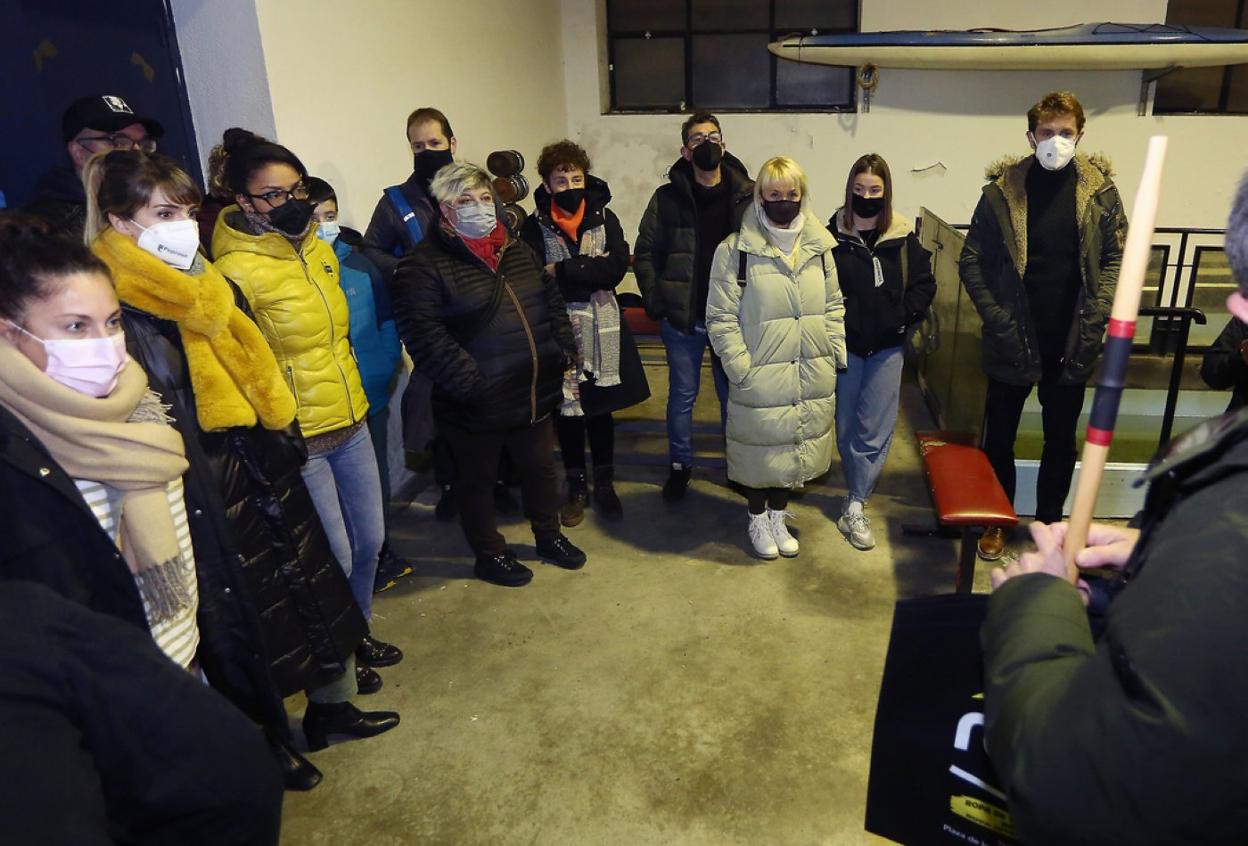 Los colaboradores de Hibaika posan con sus remos en las instalaciones deportivas del Matadero, donde recibieron el agradecimiento de los miembros del club. 