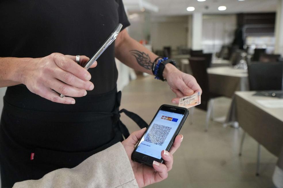 DNI y pasaporte. El acceso a la mayoría de recintos cerrados se supedita en Euskadi a la presentación del pasaporte covid. 