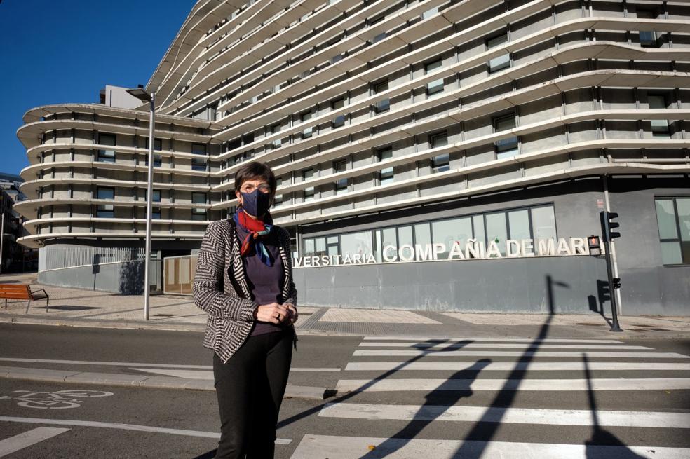 Arantza Odriozola posa delante de la residencia universitaria de la calle Estella-Lizarra. Las instalaciones para estudiantes se complementan con las destinadas a los usuarios de Ondoan Topagunea. 
