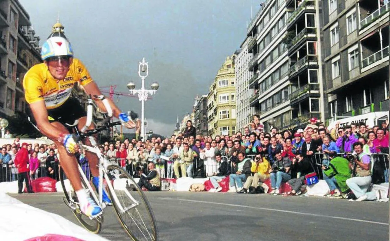 Miguel Indurain corrió el prólogo con el maillot amarillo como vencedor de la edición de 1991 y fue el mejor en las calles de Donostia ante una multitud. 