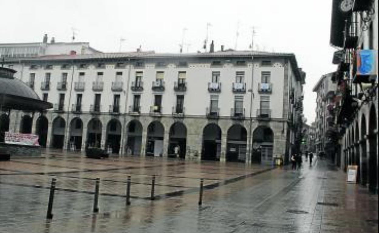 La Plaza Nagusia azpeitiarra al mediodía, desierta. 