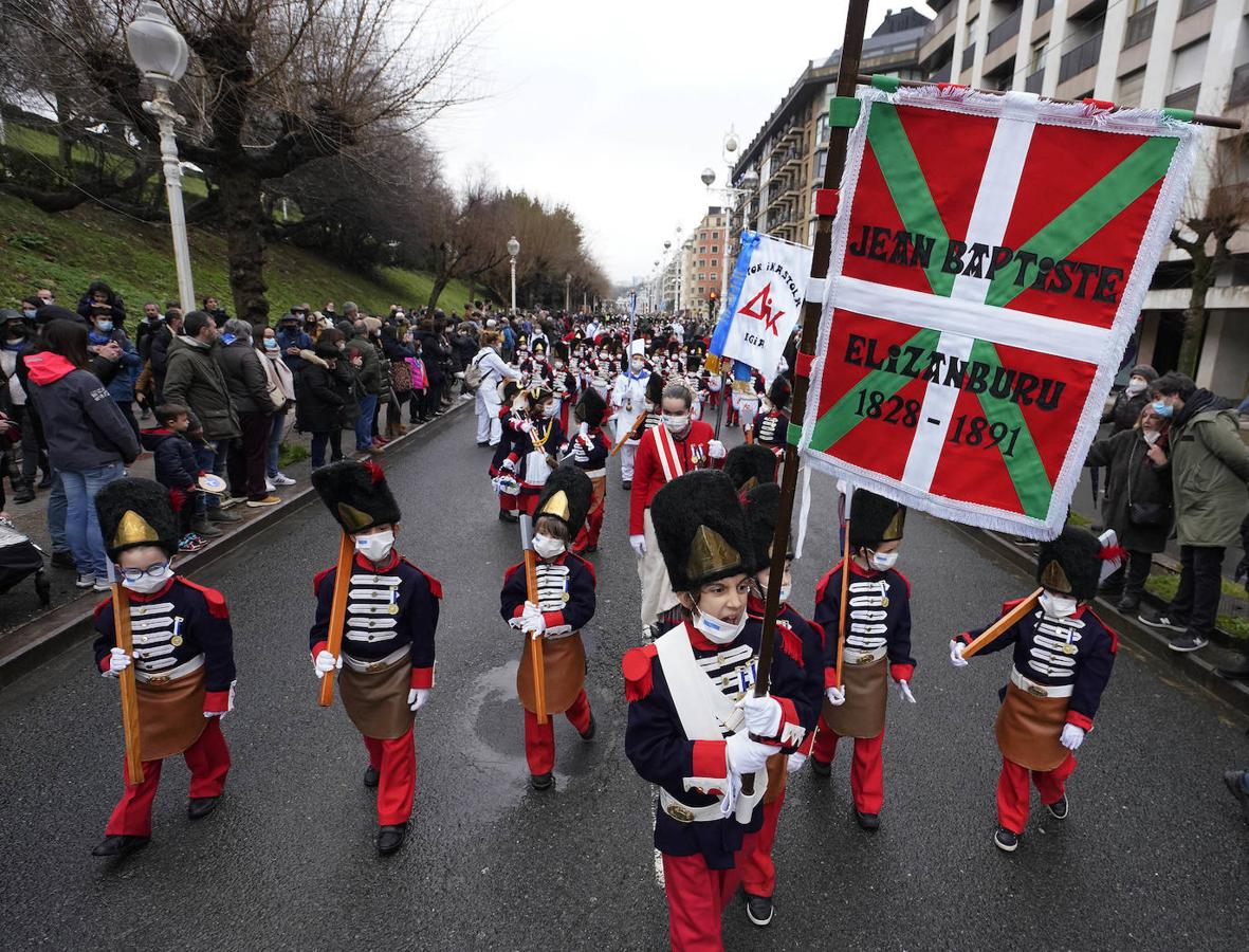 La bandera de Aitor Ikastola abre el camino de la compañía a su paso por Gros.