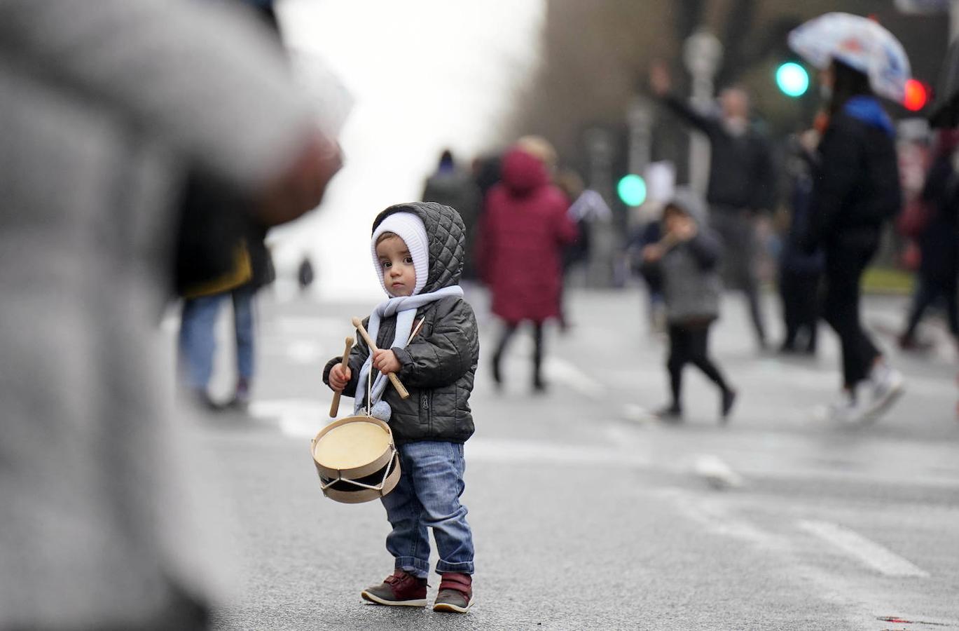 Ni los más txikis han querido el desfile de las Tamborradas infantiles por las calles de Gros