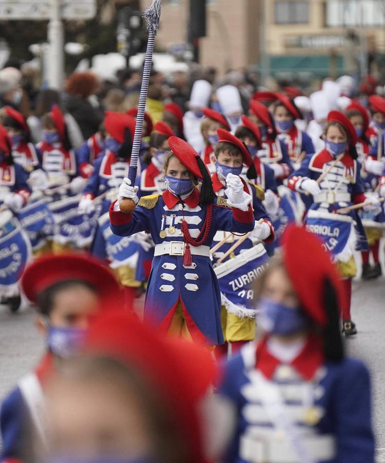 La Tambor Mayor de Zurriola Ikastola dirige a su compañía.