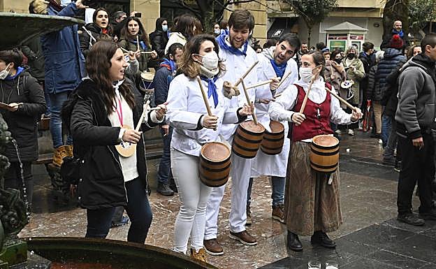 Varios vecinos interpretando la Marcha de San Sebastián en El Antiguo 
