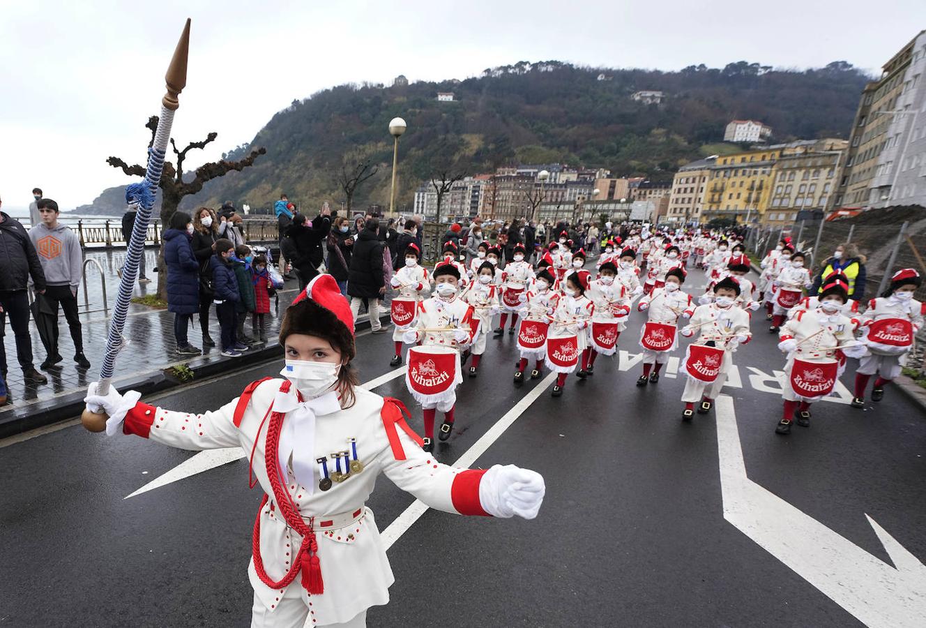 Biteri Zuhaizti toca a su paso por Gros.