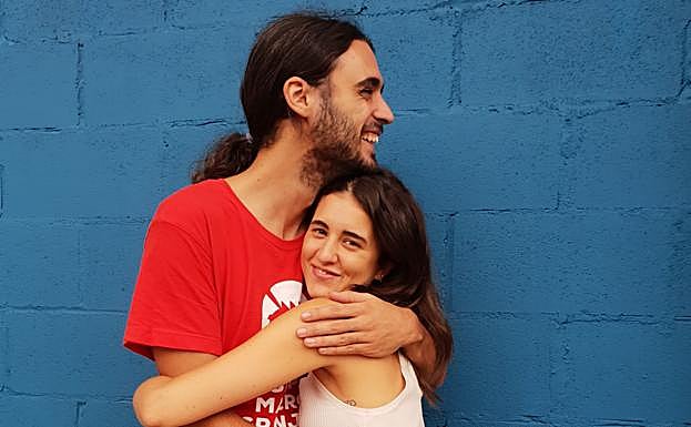 Izaro y Pedro Pastor, abrazados en una imagen promocional.