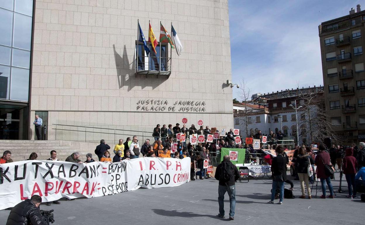 Una de las concentraciones celebradas ante los juzgados de Donostia contra el IRPH. 
