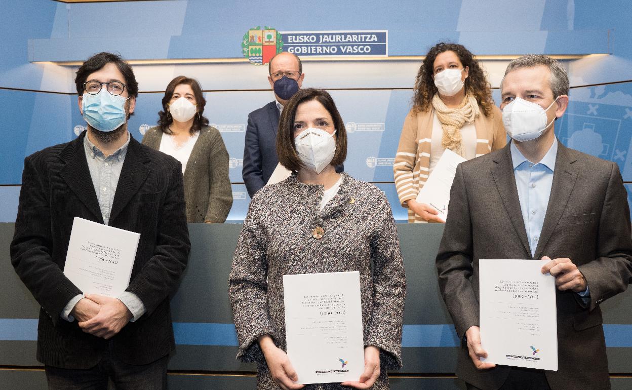 La consejera de Igualdad, Justicia y Políticas Sociales, Beatriz Artolazabal, y el resto del equipo responsable del Informe sobre la injusticia padecida por guardias civiles y policias.