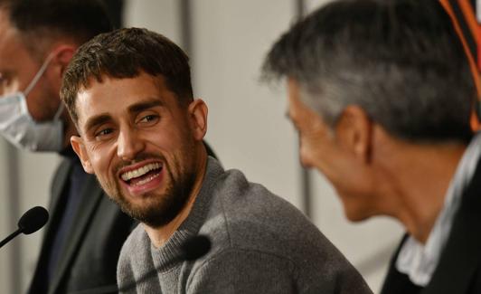 Janzuaj sonríe junto a Imanol en la rueda de prensa previa al partido en Mónaco.