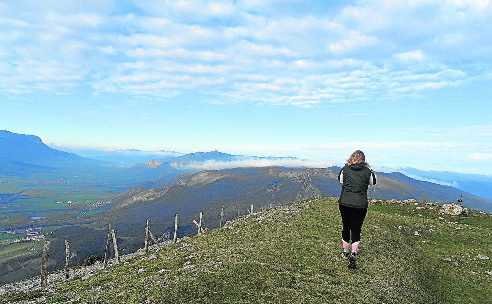 Las vistas, a pesar del intenso y gélido viento, espectaculares desde la cima de Erga.
