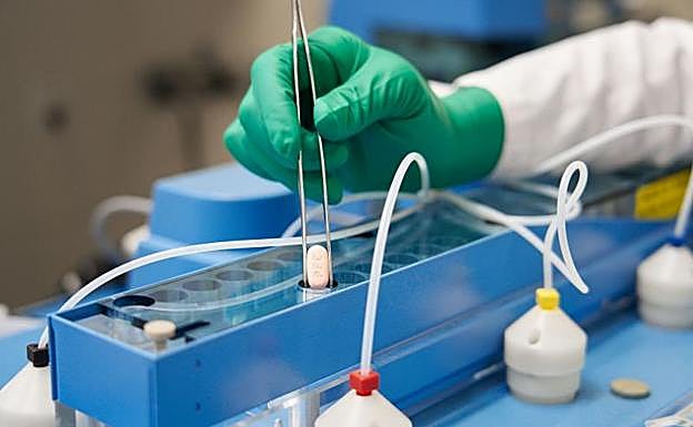 Una de las píldoras es sometida a varios análisis en el laboratorio de Friburgo. 