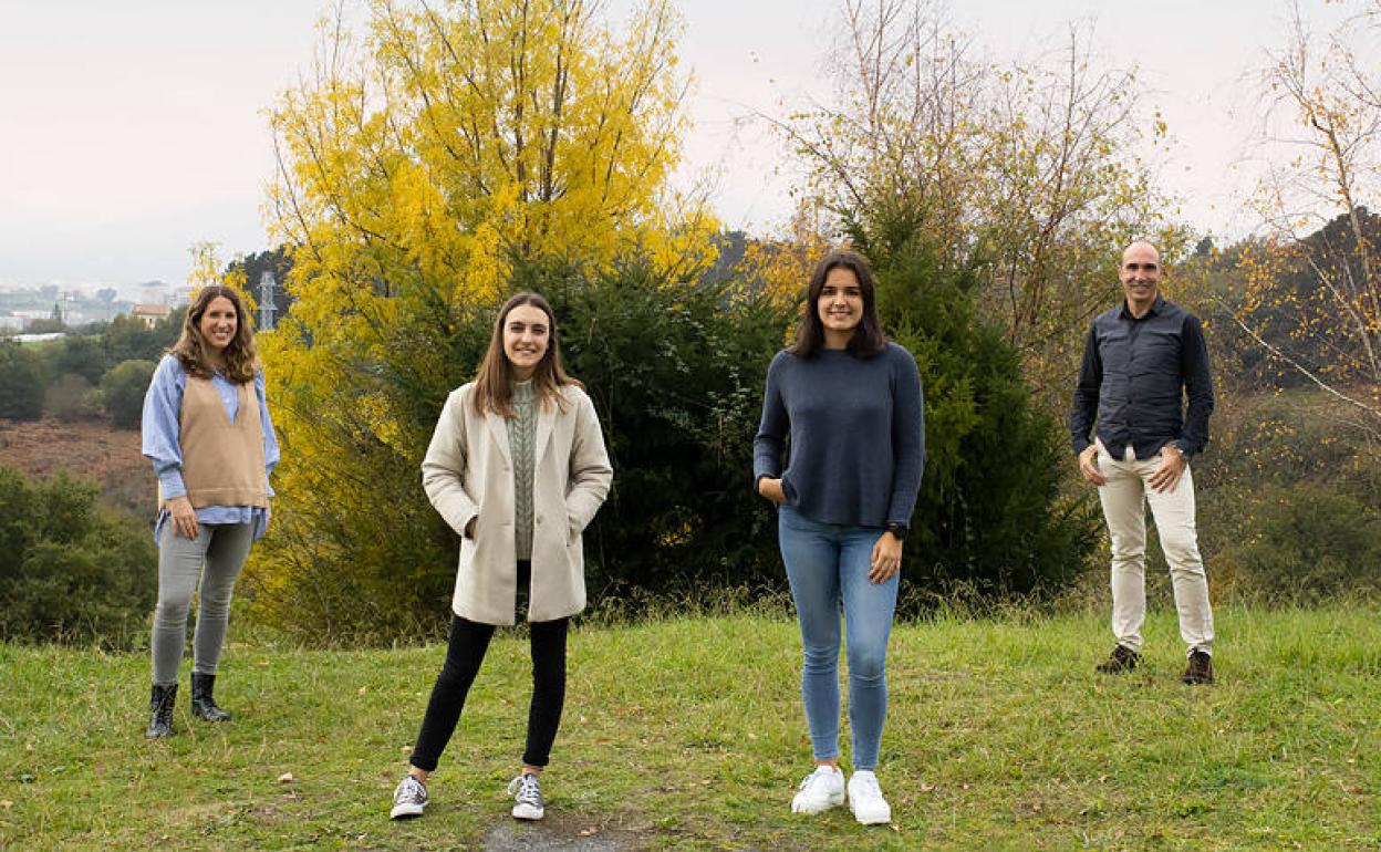 Eva Epelde irakaslea, Onintze Parra eta Maider Bolaños ikasleak eta Asier Aranzabal irakaslea. 