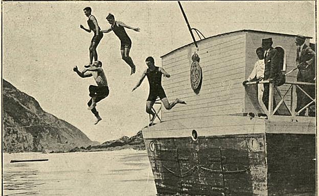 Jóvenes socios del club se arrojan al agua desde la Casa-Botes, la sede flotante del club en sus primeros años, hasta que se inauguró en tierra, en 1905, una nueva ubicación para la misma.