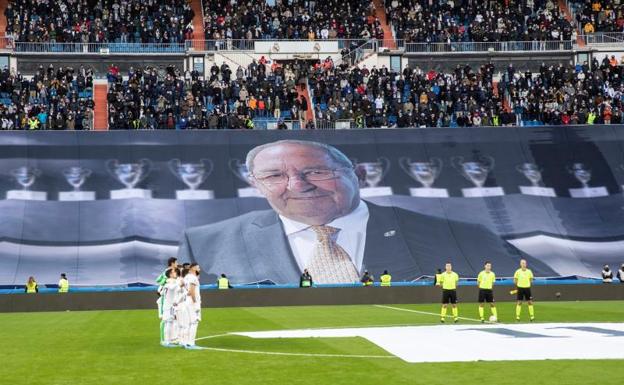Imagen de Paco Gento en un lateral del Bernabéu durante su homenaje. 