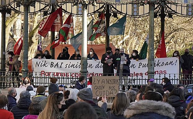Lectura del comunicado final en el kiosco del Boulevard donostiarra. 