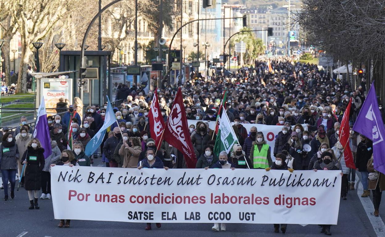 Cabeza de la marcha por el Boulevard de Donostia. 