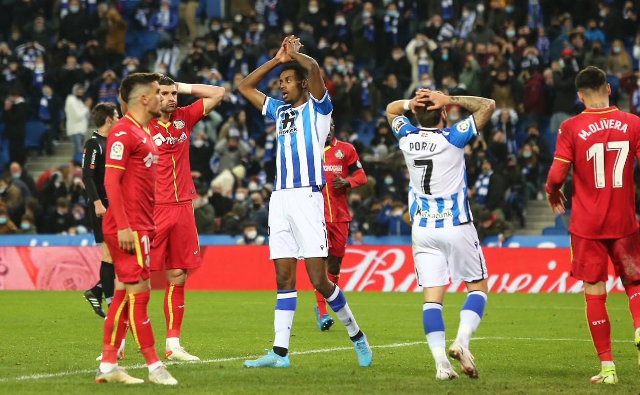 Isak y Portu se lamentan de una ocasión desperdiciada ante el Getafe. 