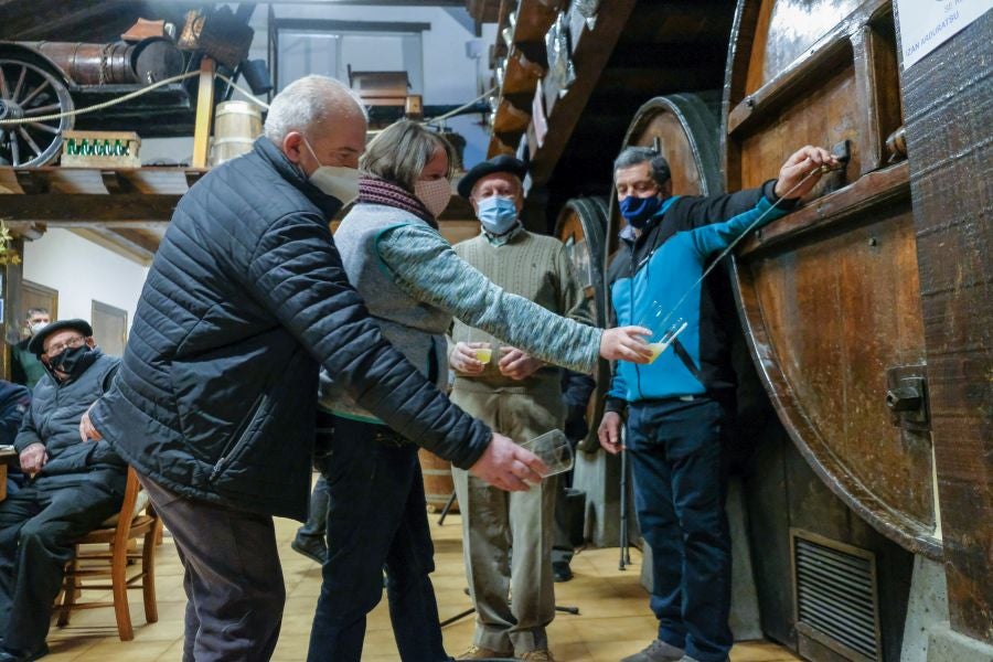 Fotos: Apertura de txotx en la sidrería Ola de Meaka