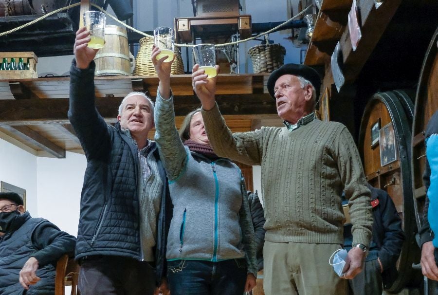 Fotos: Apertura de txotx en la sidrería Ola de Meaka