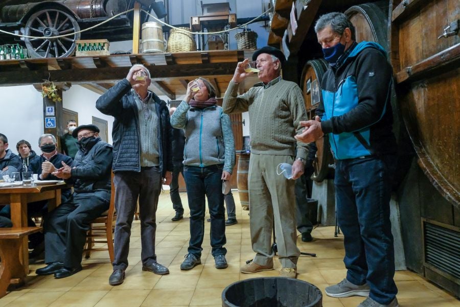 Fotos: Apertura de txotx en la sidrería Ola de Meaka