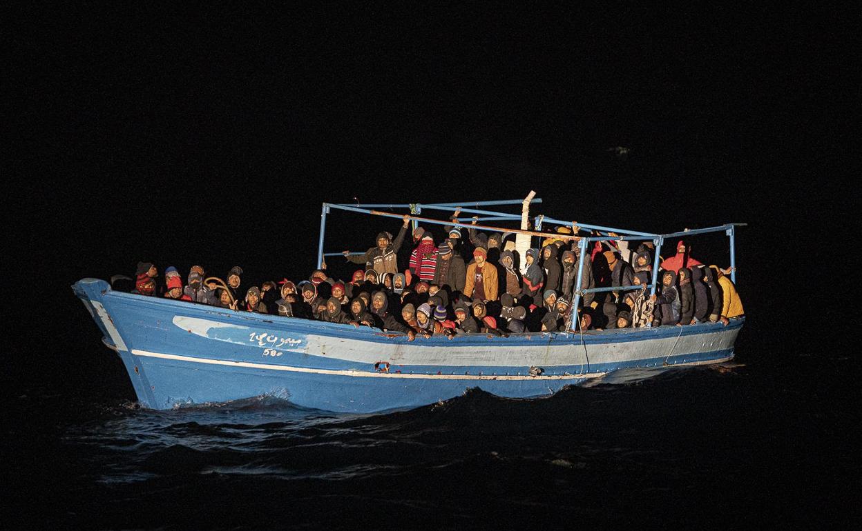 Imagen de la embarcación rescatada el lunes en la zona de Lampedusa.