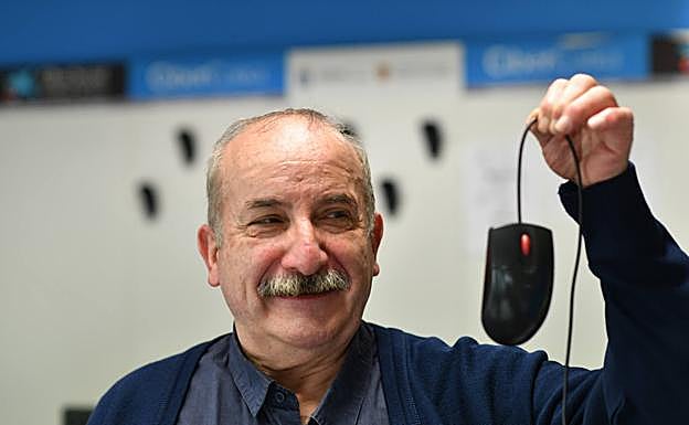 José Luis Grijalba lleva 20 años como profesor de Izarbide para enseñar el uso de la tecnología.