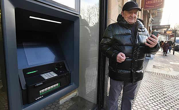 Javier Llorca no se fía de hacer trámites bancarios online.
