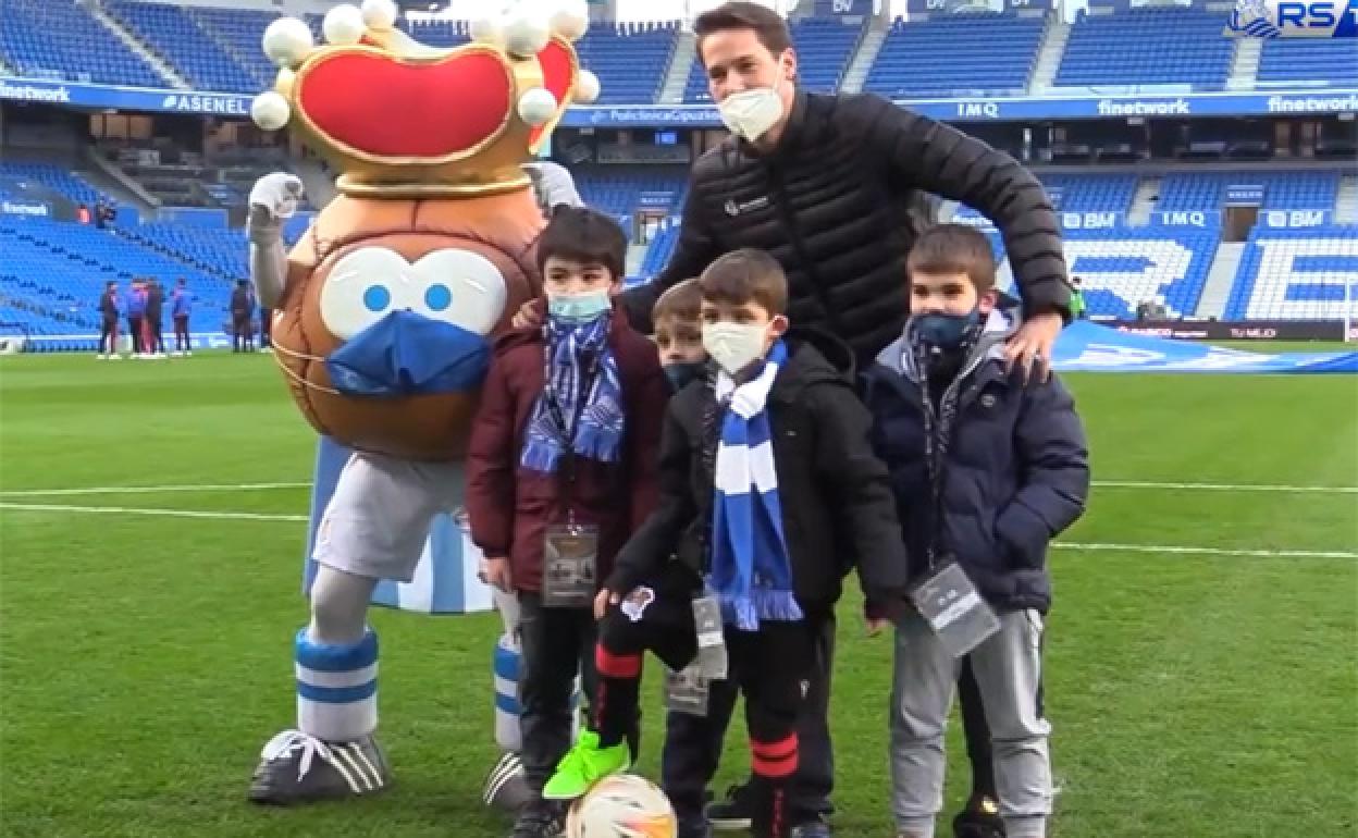 Alex Remiro posa con Ekain, Xabier, Lander y Markel, los niños que padecen a enfermedad de Perthes, en el Reale Arena