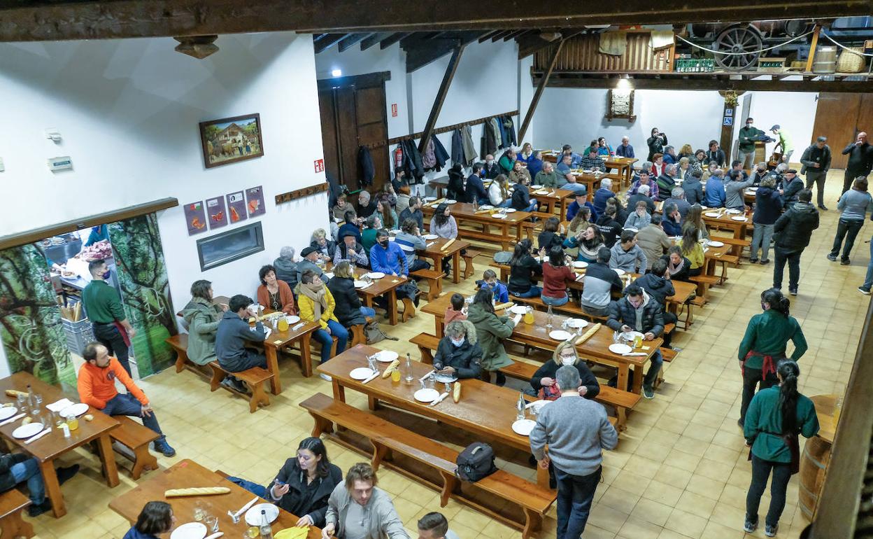 Una vista del interior de la sidrería el domingo.