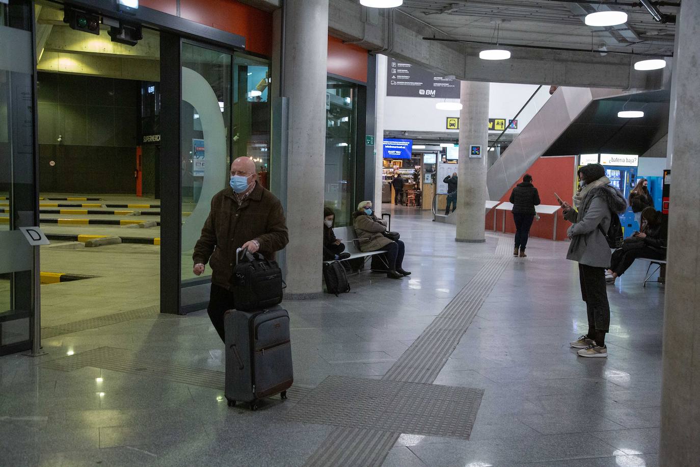 Fotos: Denuncian escasa seguridad de la estación de autobuses de Donostia