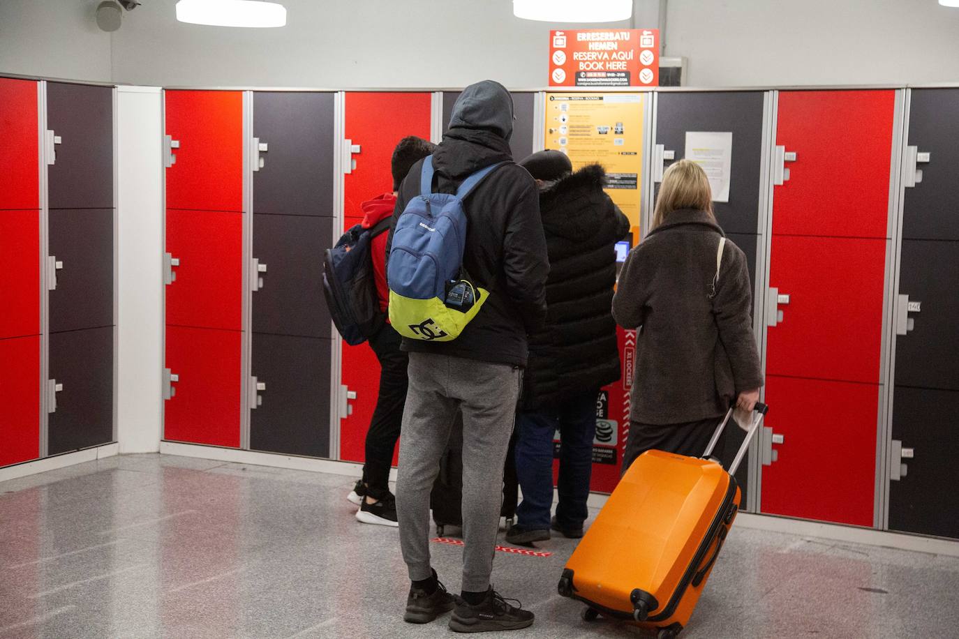 Fotos: Denuncian escasa seguridad de la estación de autobuses de Donostia