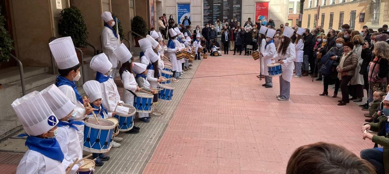 Los componentes de la Tamborrada Txiki de la Euskal Etxeade Madrid tocan junto al teatro de La Zarzuela.