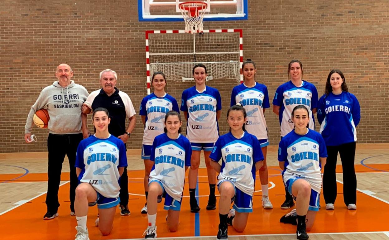 Equipo juvenil femenino y entrenadores, satisfechos por el resultado y la marcha del equipo. 