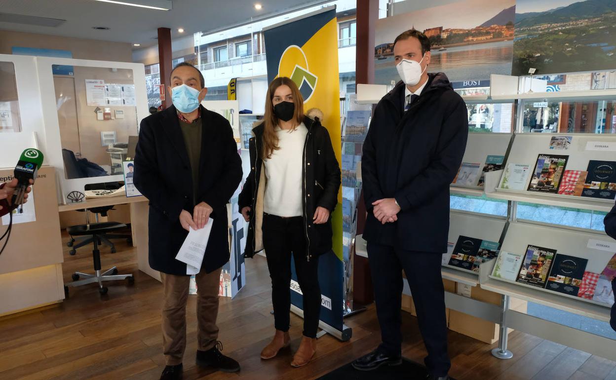 Miguel Ángel Páez, María Serrano y Gonzaga Jáuregui, ayer en la Oficina de Turismo de los jardines de Luis Mariano..