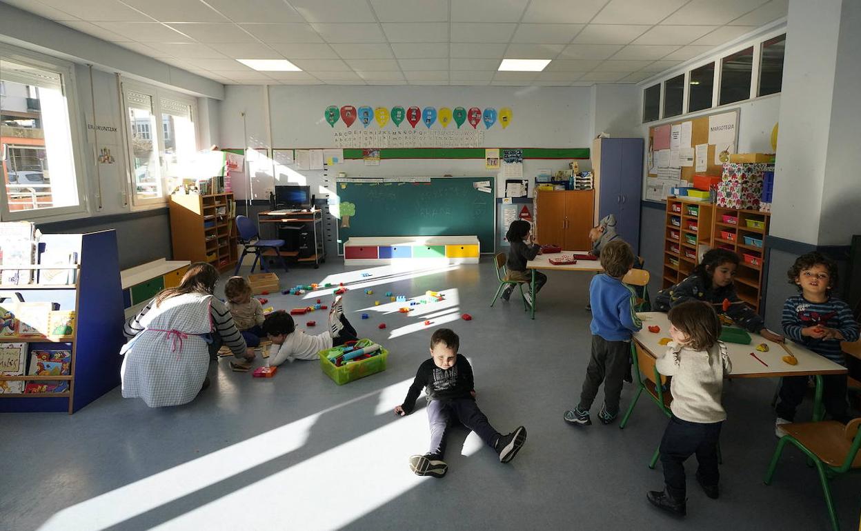 Varios alumnos juegan en su clase de un colegio de Donostia