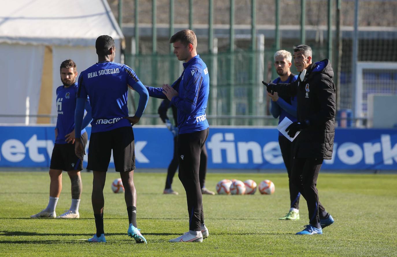 Portu, Isak, Sorloth y Januzaj atiende a las instrucciones de Imanol ayer en Zubieta.