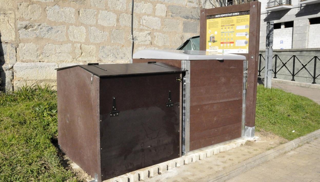 La nueva zona de compostaje detrás de la iglesia. 